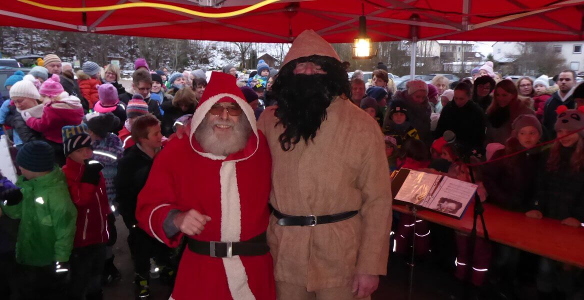 Der Nikolaus fliegt zum Weihnachtsdorf.